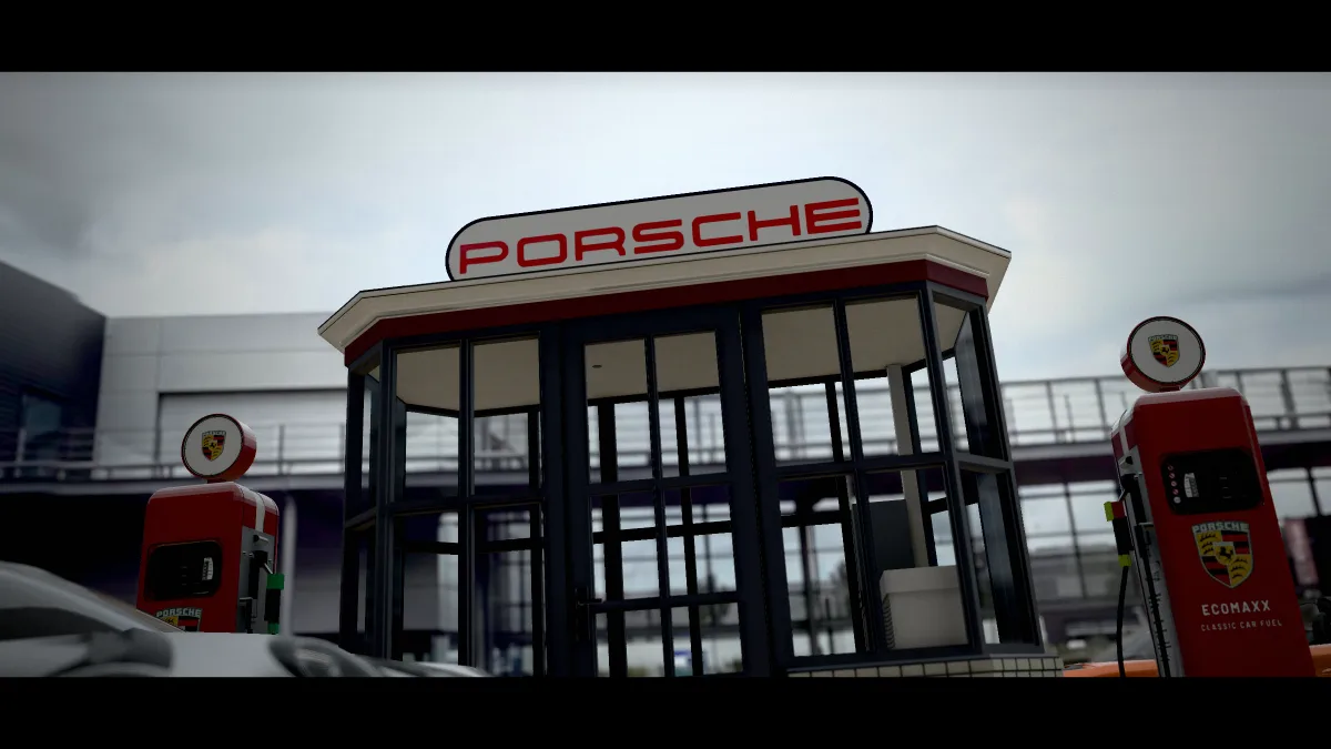 Beeld uit Showtime: de kiosk met PORSCHE-lichtbak tussen de twee rode pompen, filmisch in beeld met balken op 2,2:1