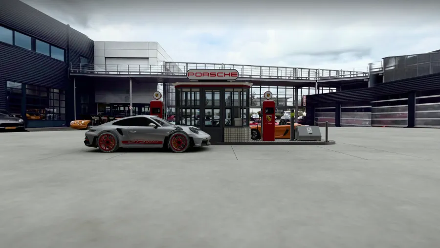 Pompeiland 1:18: het retro pompeiland met kiosk, twee rode pompen, een 911 GT3 RS en een 718 Spyder RS op de binnenplaats