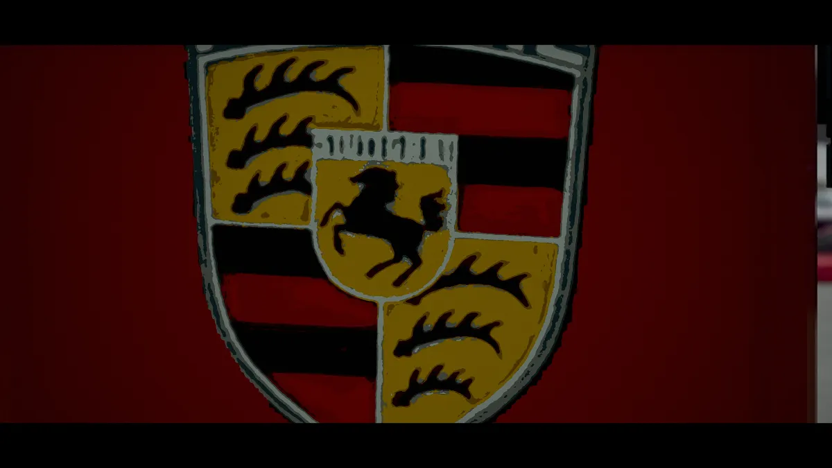 Het Porsche-wapen op een van de rode pompen, van dichtbij