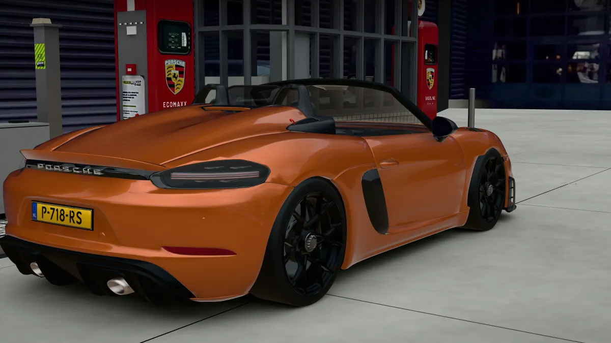 De 718 Spyder RS in Nordic Gold Metallic met zwarte velgen, schuin van achteren bij de pomp
